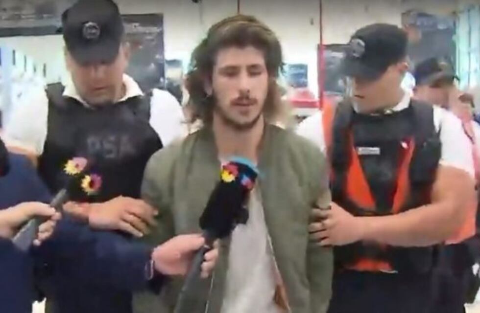 Una mujer enfrentó a Rodrigo Eguillor en Ezeiza: "Machirulo"