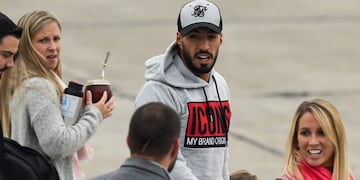 Con termo y mate incluido, Luis Suárez se robó todos los flashes en su aterrizaje en Rosario para la gran boda