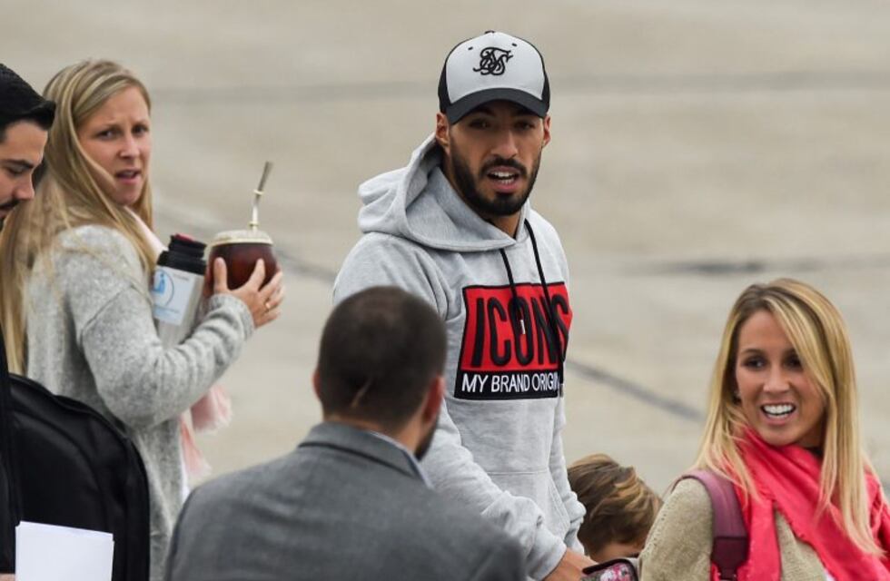 Con termo y mate incluido, Luis Suárez se robó todos los flashes en su aterrizaje en Rosario para la gran boda