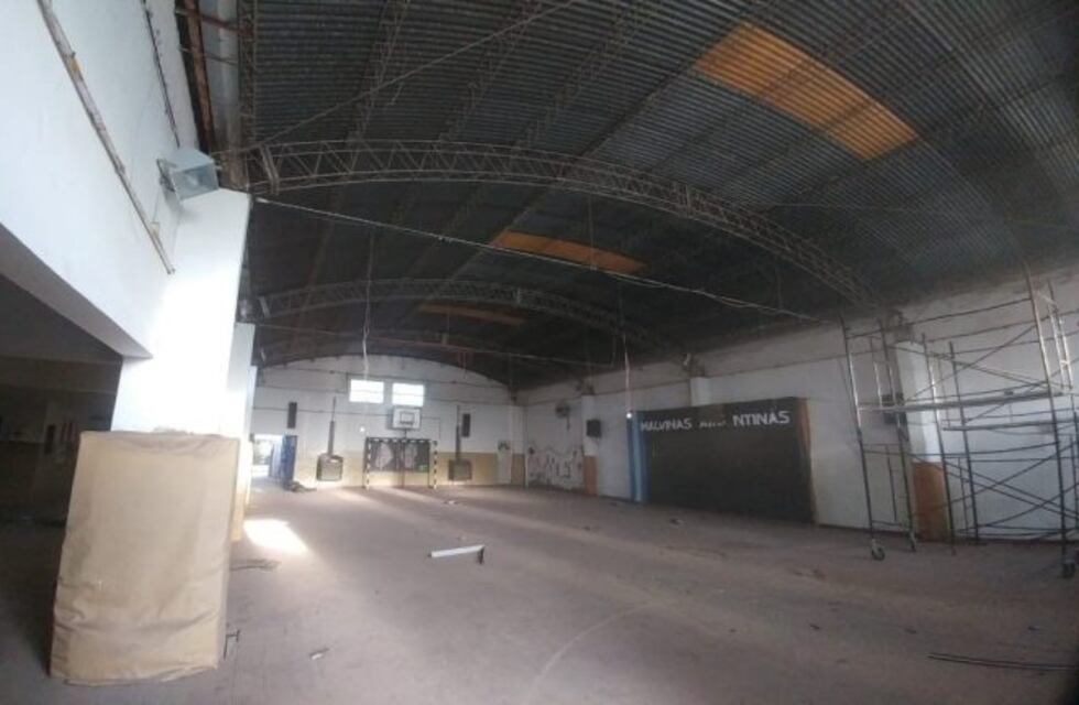 Punta Alta: obra de recambio de cielorraso en patio de la Escuela 9