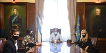 Garro recibió a autoridades educativas distritales para coordinar el regreso a las escuelas y los actos de colación (Municipalidad de La Plata)