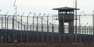 Un grupo de presos se amotinó y mantienen de rehenes a dos guardiacárceles. Imagen ilustrativa