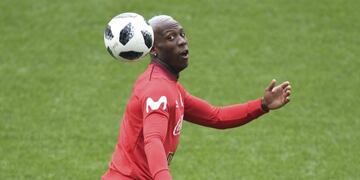 El lateral peruano se animó a imitar a Marcelo pero no le salió\u002E (AFP)