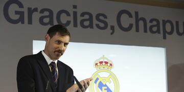 GRA457. MADRID, 04/04/2017.- El argentino Andru00e9s Nocioni, ala-pu00edvot del Real Madrid, durante el homenaje que le ha ofrecido el club blanco en el estadio Santiago Bernabu00e9u, tras anunciar este lunes que se retiraru00e1 a final de esta temporada. EFE/Kiko Huesca espau00f1a andres el chapu nocioni retiro del basquetbolista argentino basquet basquetbolista anuncio retiro del basquet profesional