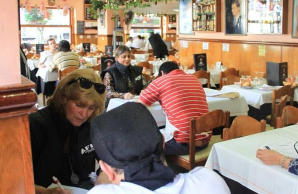 Más de la mitad de los empleados gastronómicos rosarinos están en situación irregular