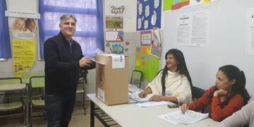 Martín Llaryora emitió su voto en la ciudad de San Francisco\u002E