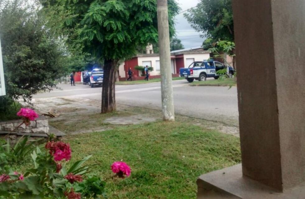 Megaoperativo para dar con un sujeto que golpeó a un policía y huyó en el móvil