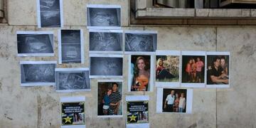 La familia de la muchacha fallecida había empapelado la entrada a Tribunales el día de la sentencia de primera instancia\u002E (Facebook)