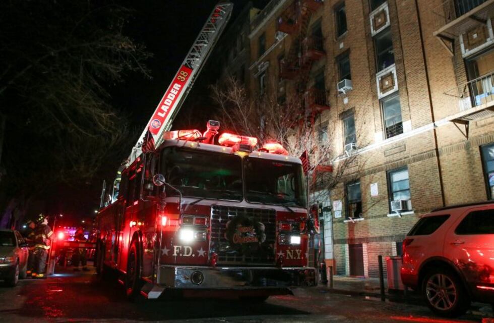 Al menos 12 muertos por el peor incendio en décadas en Nueva York