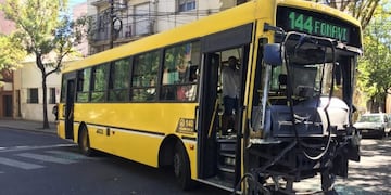 Dos colectivos chocaron en San Lorenzo y Alvear\u002E (@piterr)