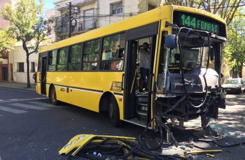 Dos colectivos de Rosario Bus protagonizaron un fuerte choque a metros de Bulevar Oroño