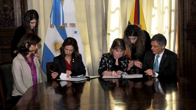 DYN41, BUENOS AIRES, 07/04/2017, LAS CANCILLERES DE ARGENTINA Y COLOMBIA, SUSANA MALCORRA Y MARu00cdA ANGELA HOLGUu00cdN JUNTO A LOS MINISTROS DE LA PRODUCCIu00d3N ENRIQUE CABRERA Y MARIA CLAUDIA LACOUTURE DURANTE LA FIRMA DE UN CONVENIO DE COMPLEMENTACIu00d3N COMERCIAL