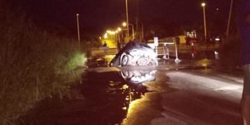 Así quedó la camioneta que cayó a un pozo que revalsaba de agua en Paraná