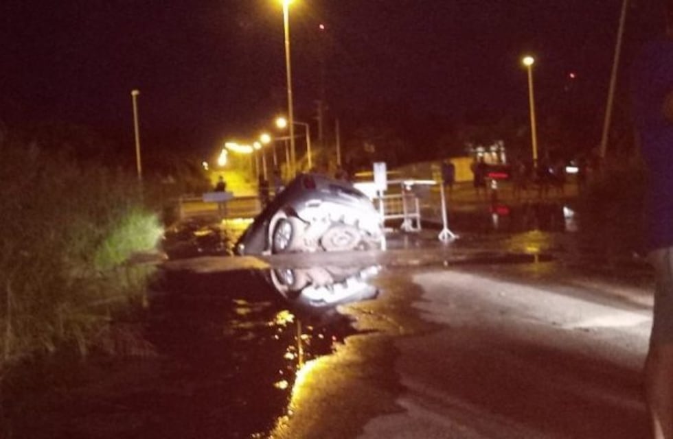Así quedó la camioneta que cayó a un pozo que rebalsaba de agua en Paraná