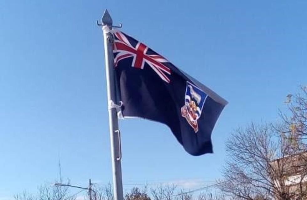 El descargo de la funcionaria de Ceres que se adjudicó el "error" con la bandera de Malvinas en un acto del 9 de julio