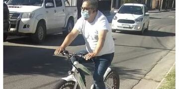 Raúl Jalil en bicicleta\u002E