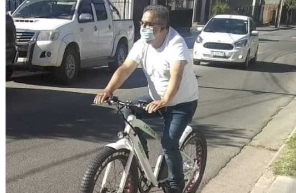 El gobernador Jalil recorrió la capital en bicicleta y las fotos se viralizaron en las redes