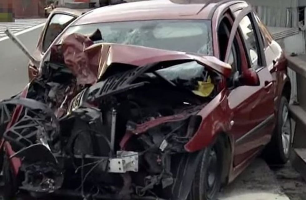Un auto subió en contramano en una bajada de la Autopista 25 de mayo y chocó con otro