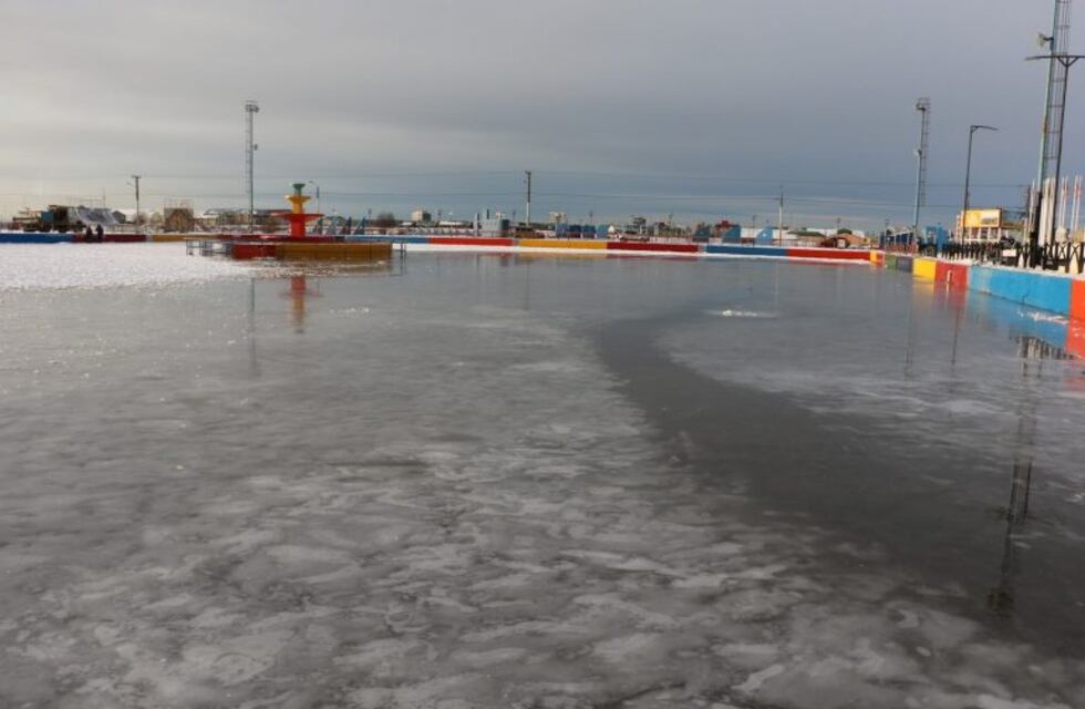 Se prepara la pista de patinaje del Cono de Sombras