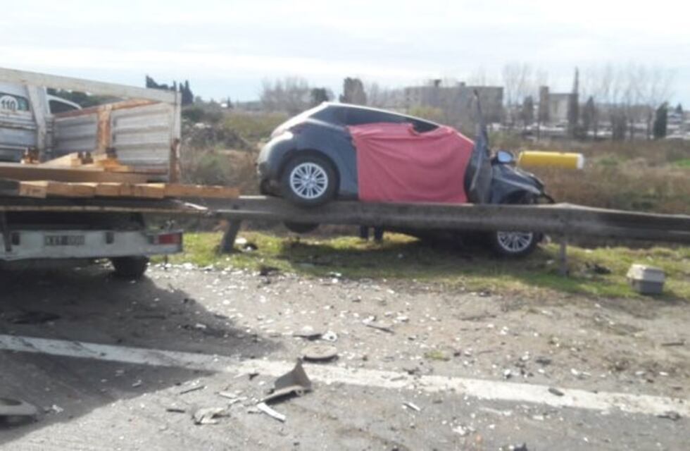 Se cruzó de carril en la autopista a Santa Fe, chocó con una camioneta y murió