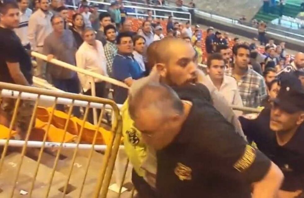 Gritó un gol de Boca en la tribuna del Tomba y se armó