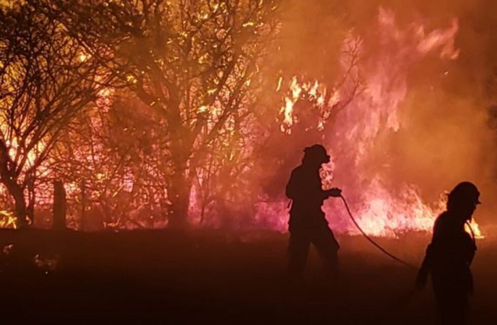 Incendio en la autopista Córdoba-Carlos Paz: impresionantes videos de las llamas