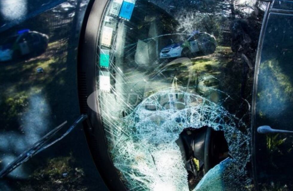 Le robaron el auto a una maestra, escaparon en su auto y volcaron: dos detenidos