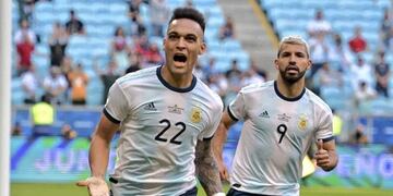 Lautaro y el Kun\u002E Lo que asomó como una dupla sustentable ante Paraguay, se confirmó con goles para el triunfo y la clasificación\u002E