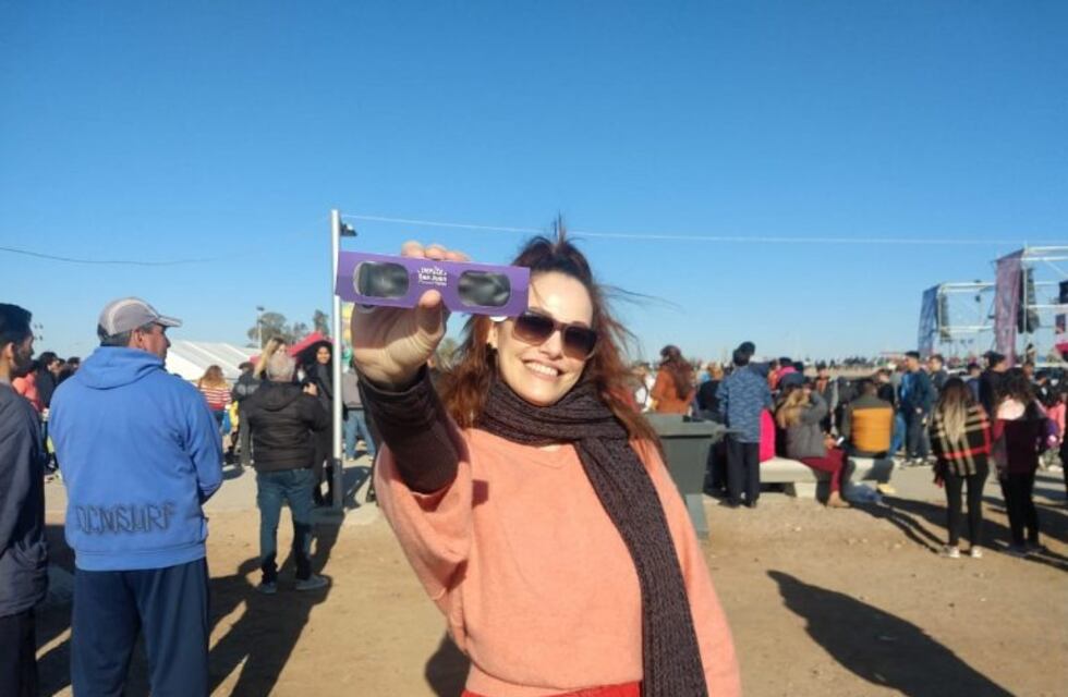 Connie Ansaldi, maravillada con el eclipse en San Juan