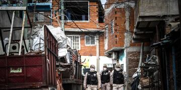 Personas con tapabocas realizan una olla popular\u002E (EFE)