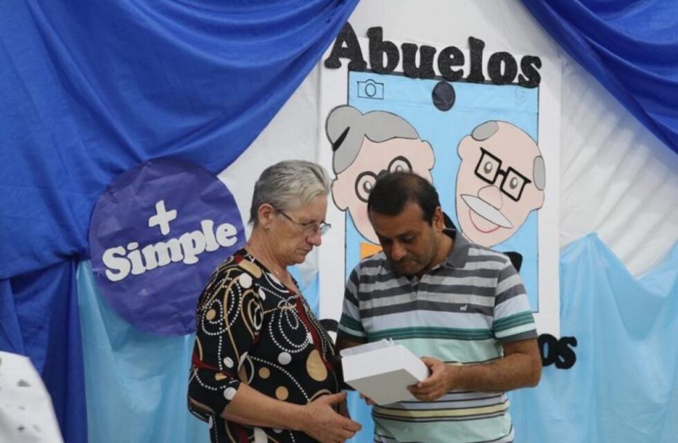 El gobierno de Misiones entregó 250 tablets a los abuelos de El Soberbio