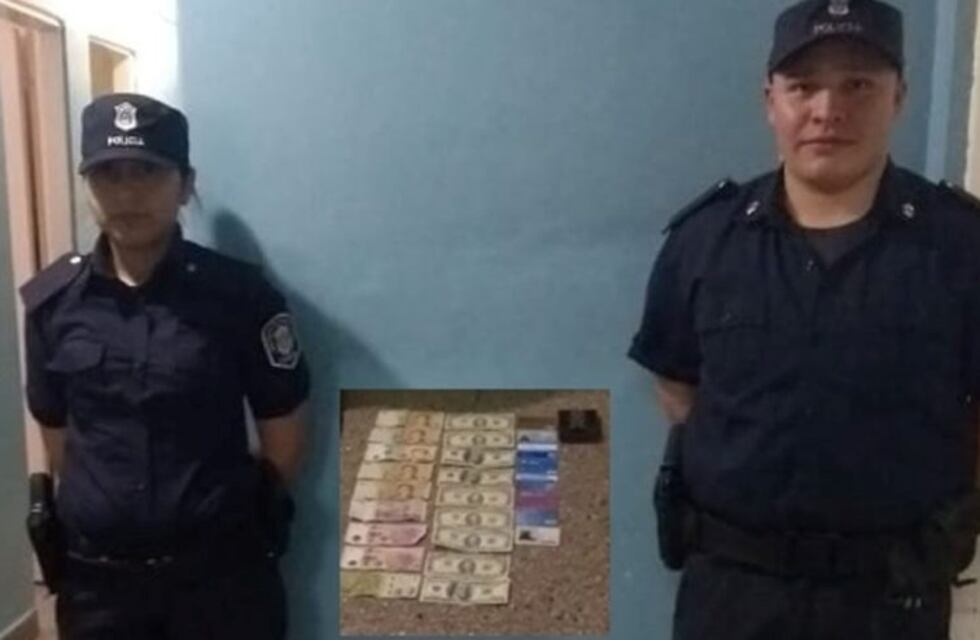 Dos policías encontraron una billetera con dólares y se la devolvieron a su dueño