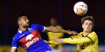 Paraguay's Guarani midfielder, Argentine Bautista Merlini (R) and Argentina's Tigre defender Diego Sosa vie for the ball during their closed-door Copa Libertadores group phase football match at the CA Tigre stadium in Tigre, Argentina, on October 1, 2020, amid the COVID-19 novel coronavirus pandemic\u002E (Photo by Marcelo Endelli / POOL / AFP)