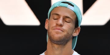 El argentino Diego Schwartzman perdió ante el ruso Aslan Karatsev y quedó eliminado del Australian Open 2021. (Paul CROCK / AFP)