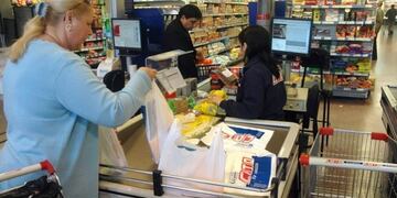Las ventas en supermercados cayeron un 12% en un au00f1o
