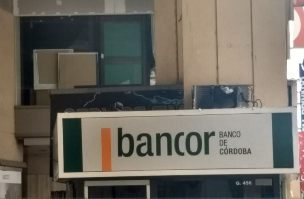 Un herido por la explosión de un cajero frente al Patio Olmos