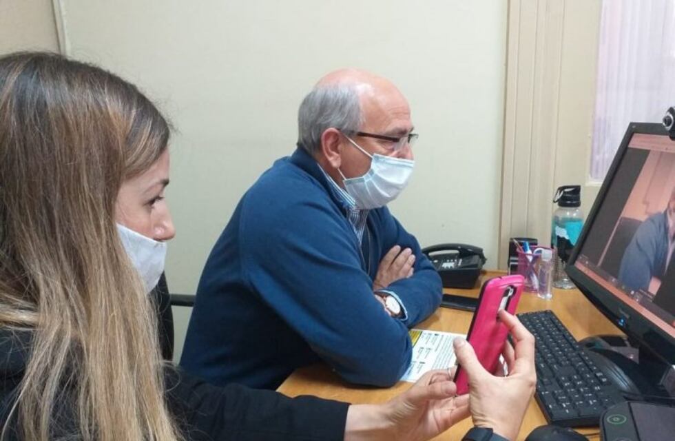 Hugo Fernández y Gabriela Hoffman en comunicación con el Secretario de Políticas Universitarias de la Nación