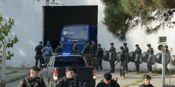 Así llegaron los rugbiers detenidos por el crimen de Fernando Báez Sosa a la audiencia en Villa Gesell\u002E (Clarín)