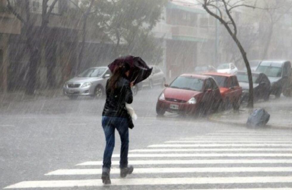 La fuerte tormenta provocó daños materiales en el inicio del sábado
