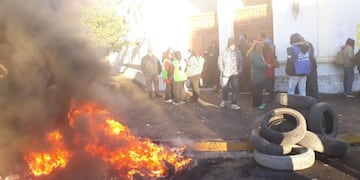 Frente a la Casa de Gobierno se desarrolla la protesta\u002E