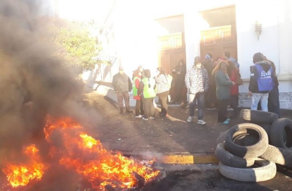 Hubo incidentes en el ingreso a la Casa de Gobierno de Chubut