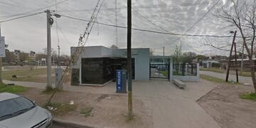 La gresca de desencadenó en la puerta de la Comisaría 12°\u002E (Google Street View)