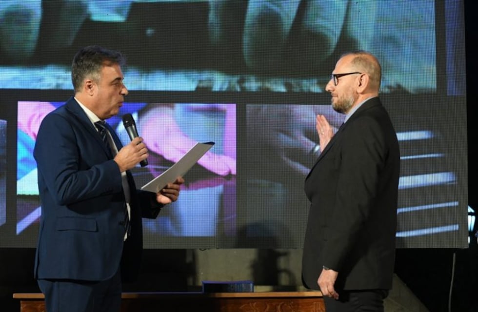 Asume Corach como Ministro de Gestión Pública y Castellano lo felicitó