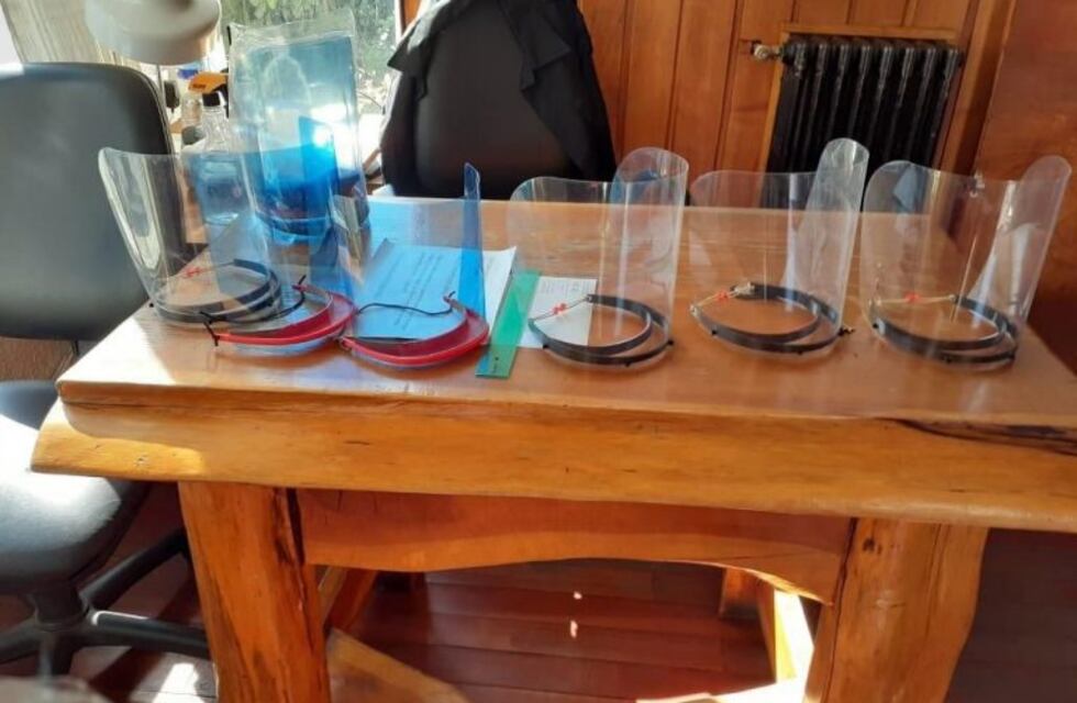 Emprendedores donaron protectores faciales a la Policía Federal en Bariloche