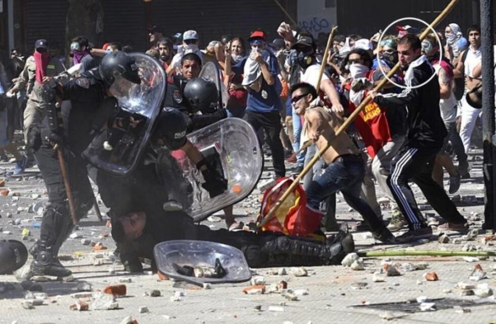 Incidentes en el Congreso: se entregó el acusado de agredir a un policía