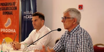 El titular del Iprodha, Santiago Ros entregó los títulos de propiedad en nombre del Gobierno\u002E