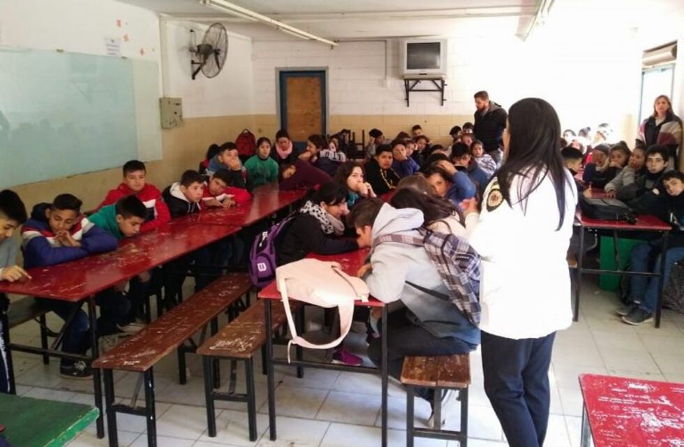 Policía Barrial en Arroyito brindó una charla sobre Grooming y Ciber Acoso