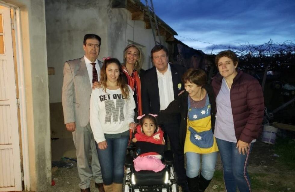 Luz Inalaf: la nena sin brazos ni piernas que recibió una silla de ruedas motorizada