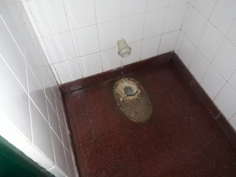 Robaron hasta los inodoros de los baños de la institución barrial