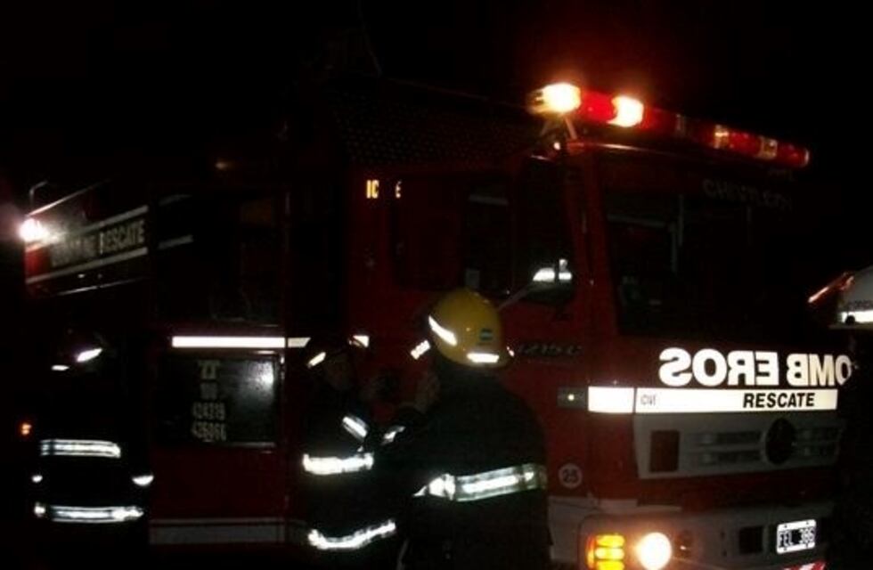 Un joven debió ser rescatado luego de quedar con su auto incrustado debajo de un camión